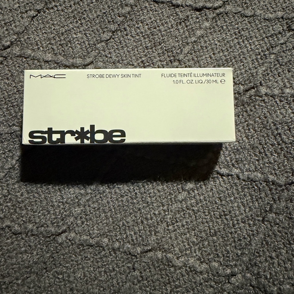 ❣️❄️MAC Cosmetics Strobe Highlighter Fluid